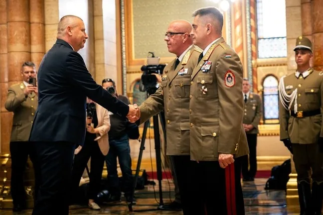Honvédelmi miniszter: A Parlamentben rendkívüli esemény részesei lehettünk