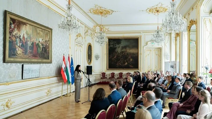 Bécsben tárgyal a külügyminiszte