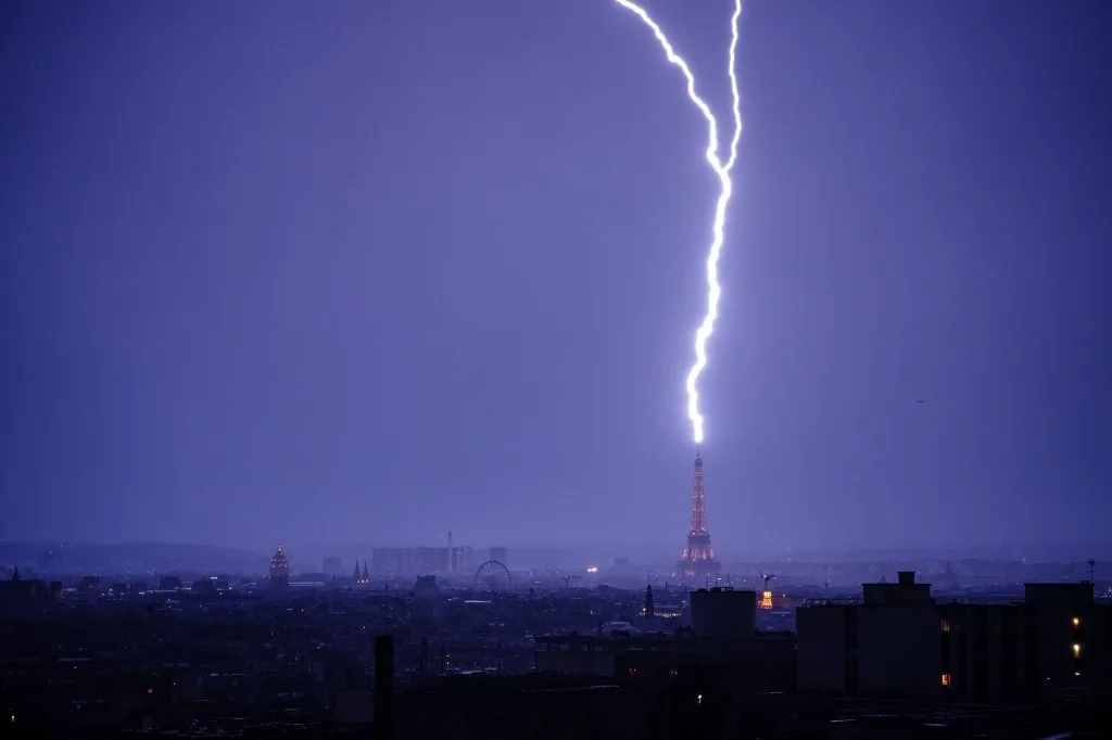 Villám csapott az Eiffel-toronyba + VIDEÓ
