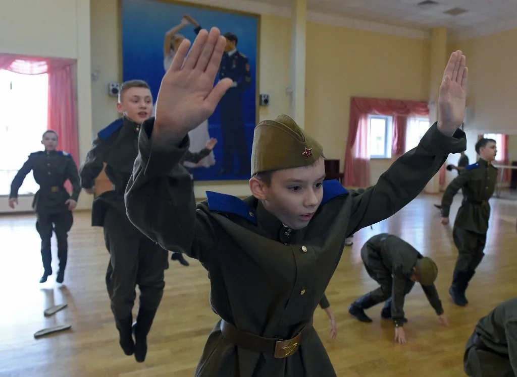 Oroszországi iskolák 17 órás alapfokú katonai kiképzést vezetnek be