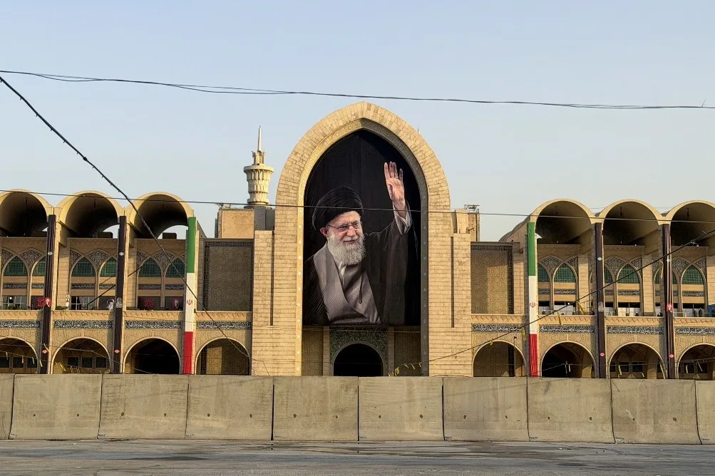 Irán egy hétig tartó tömeges gyásszal temeti el Ali Hameneit
