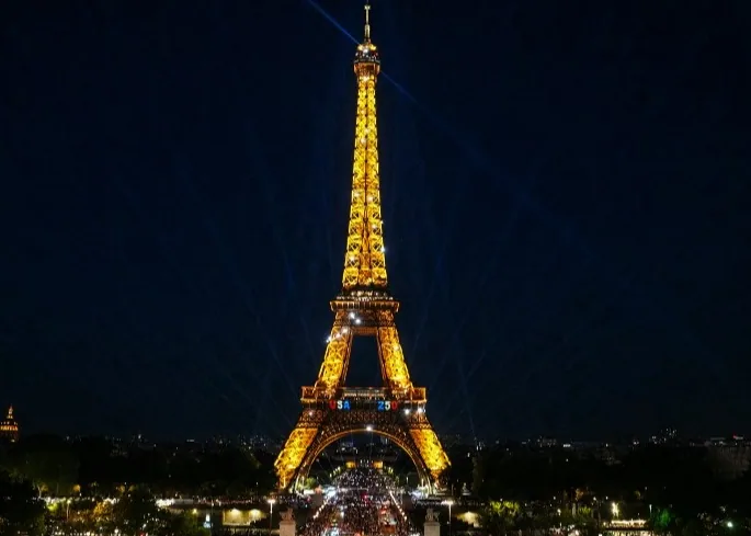 Egy férfi amerikai zászlót akasztott az Eiffel-toronyra, letartóztatták