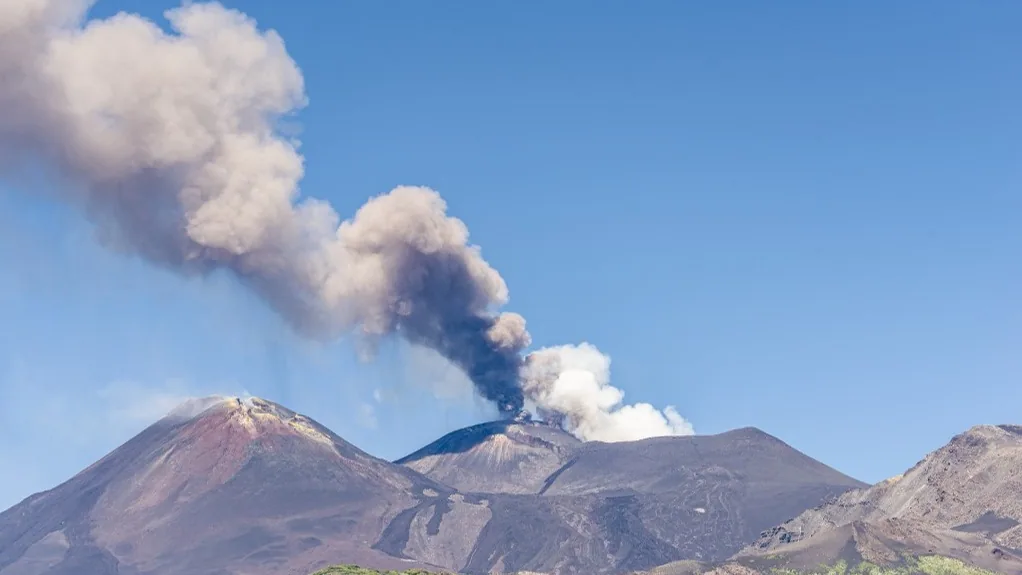 Hamut szórt az Etna