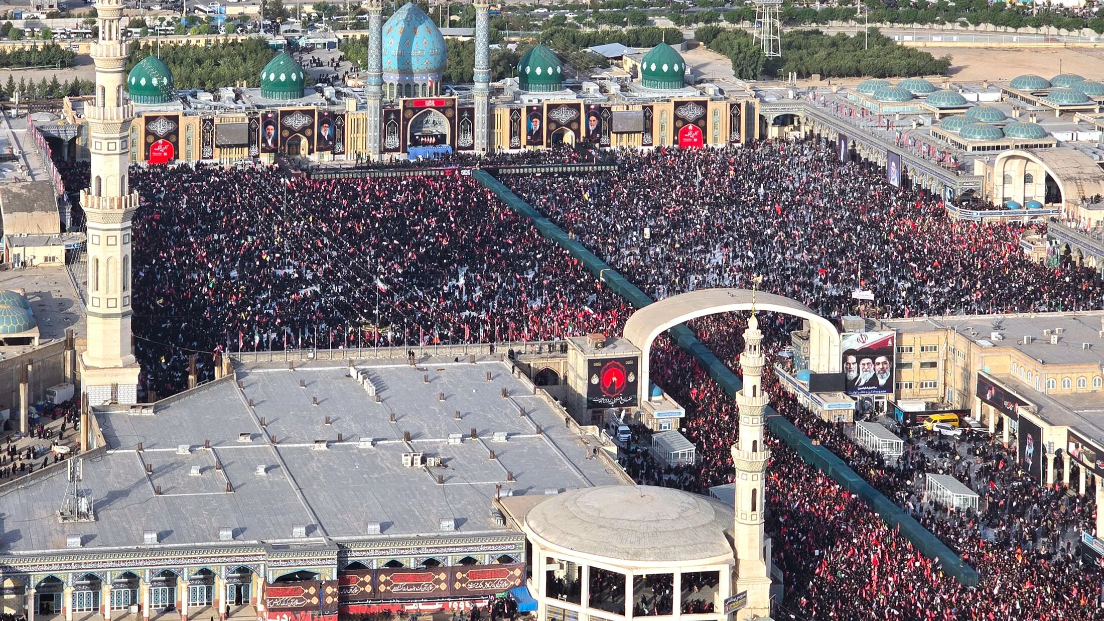 Több millióan vettek részt Hamenei halotti imáján Komban