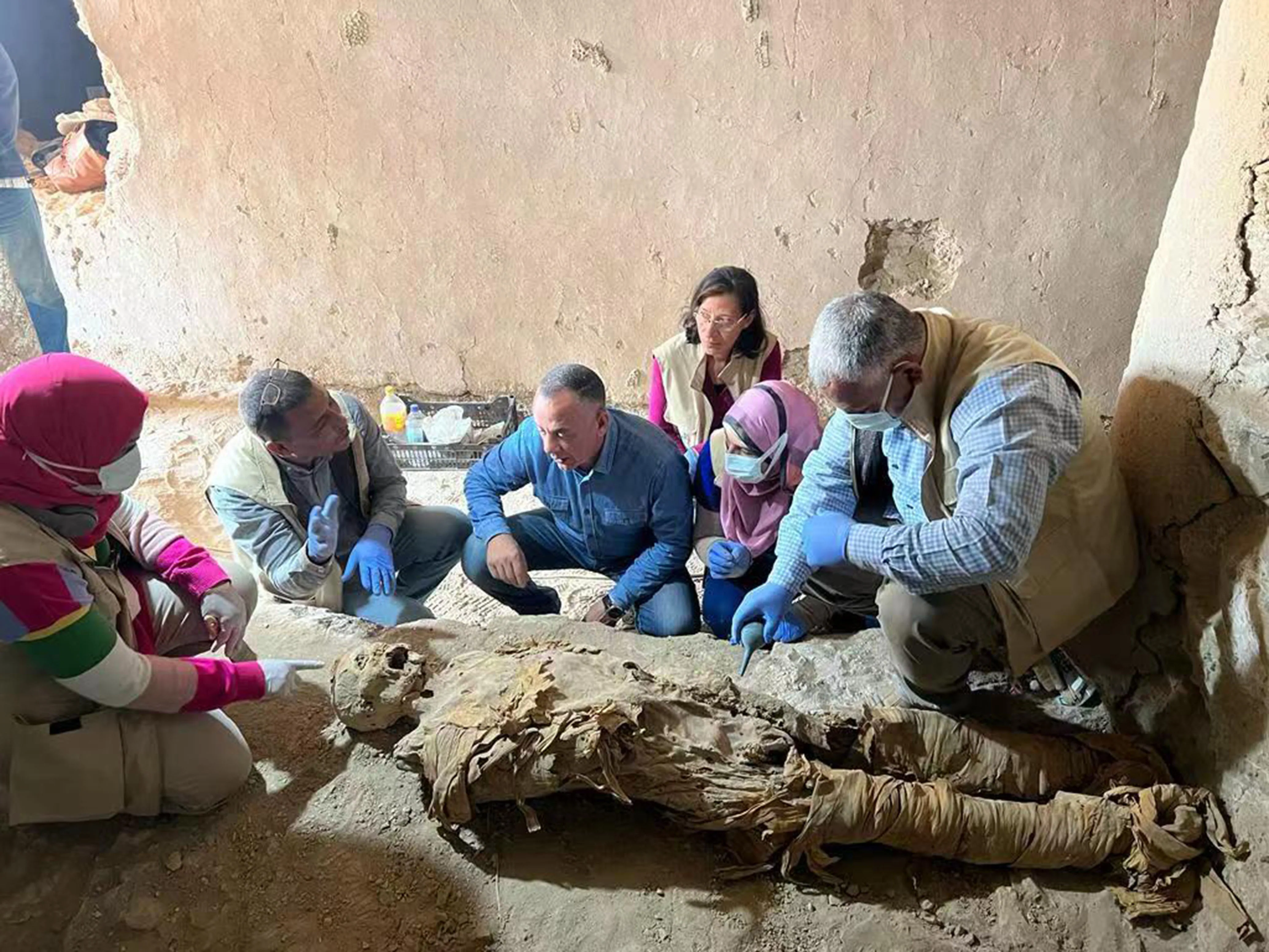Egy egyiptomi régészeti misszió családi sírok egy csoportját fedezte fel Luxor város nyugati partján, amelyek Egyiptom második átmeneti időszakából (Kr. e. 1677-1550) származnak - közölte az Egyiptomi Turisztikai és Régészeti Minisztérium egy 2023. január 25-i közleményben.