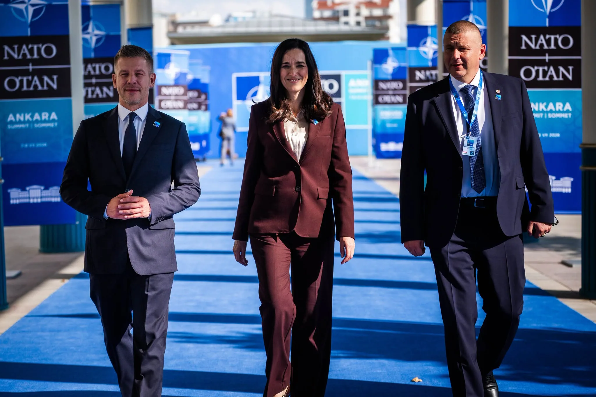 Magyar Péter (b) miniszterelnök, Orbán Anita (k) külügyminiszter és Ruszin-Szendi Romulusz honvédelmi miniszter a NATO-csúcstalálkozón