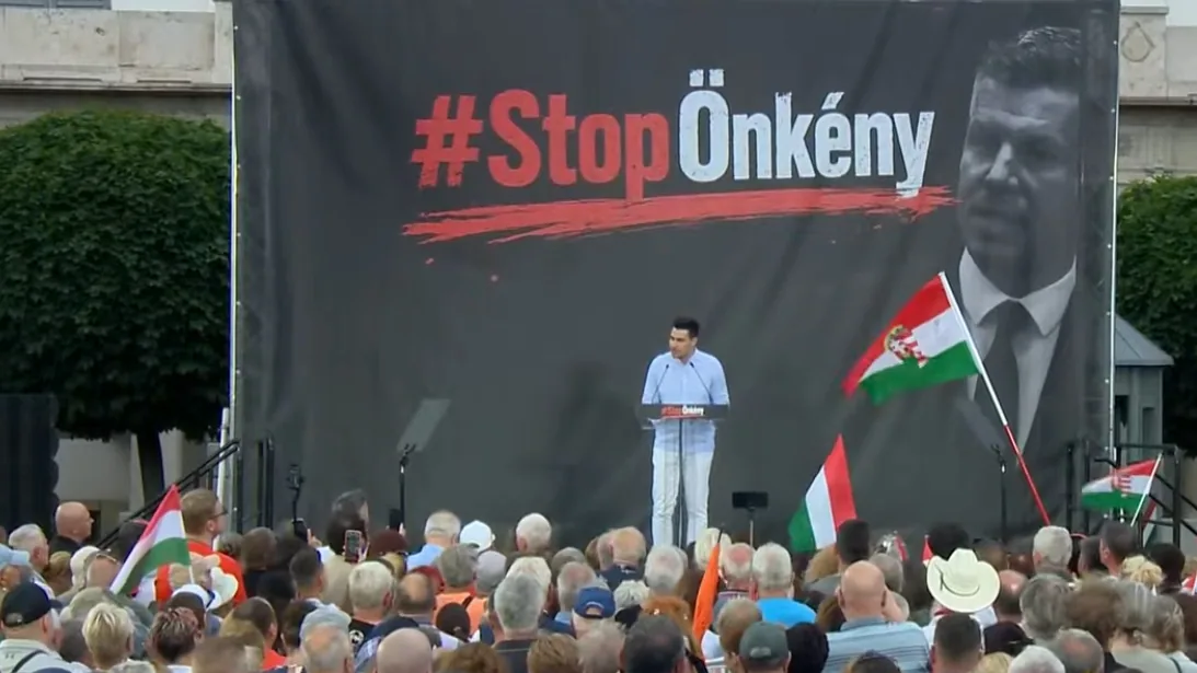 #StopÖnkény: A Sándor Palota előtt tüntet az ellenzék