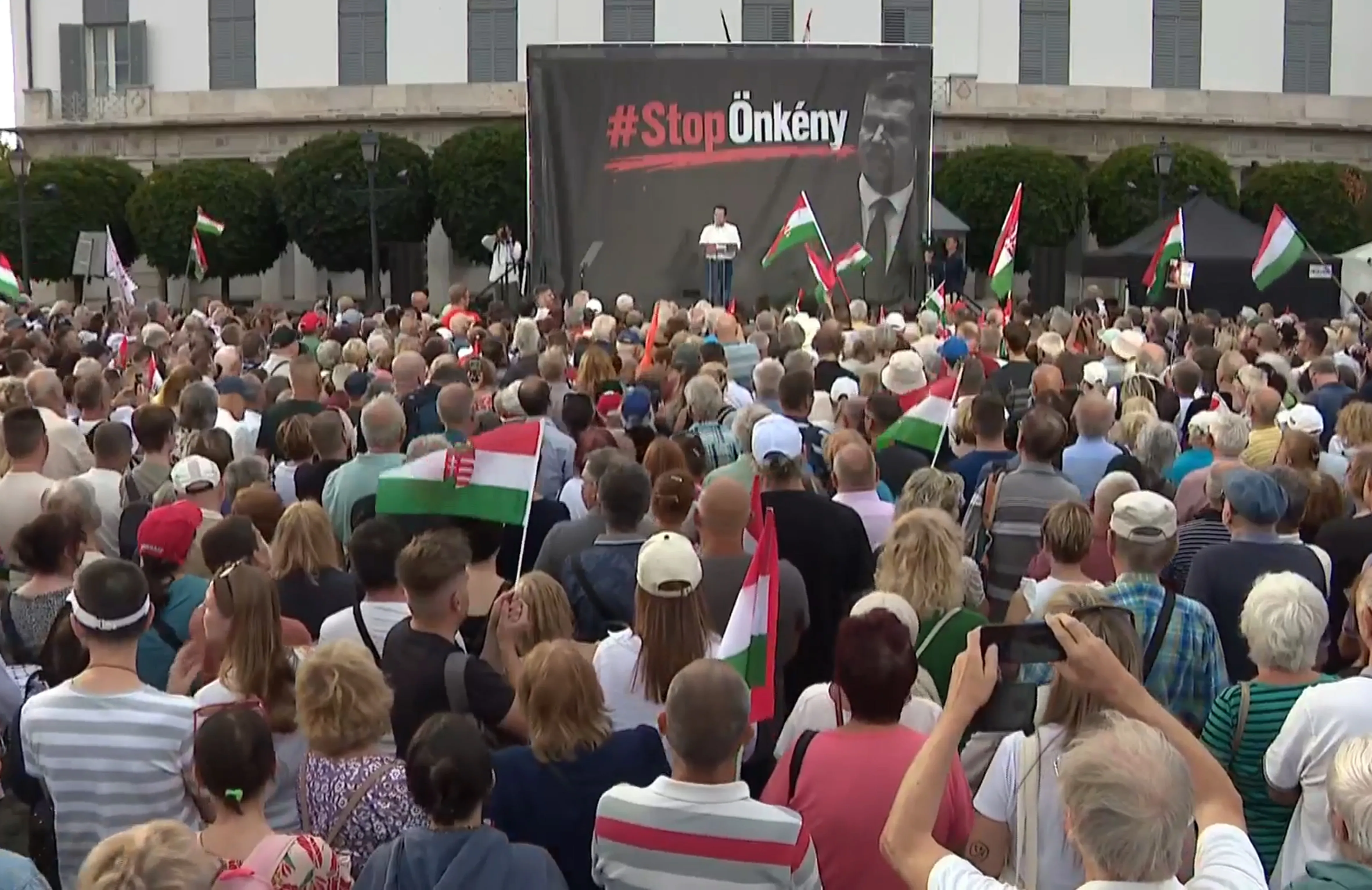 A Sándor palotánál gyűlt össze az ellenzék tábora A Sándor palotánál gyűlt össze az ellenzék tábora