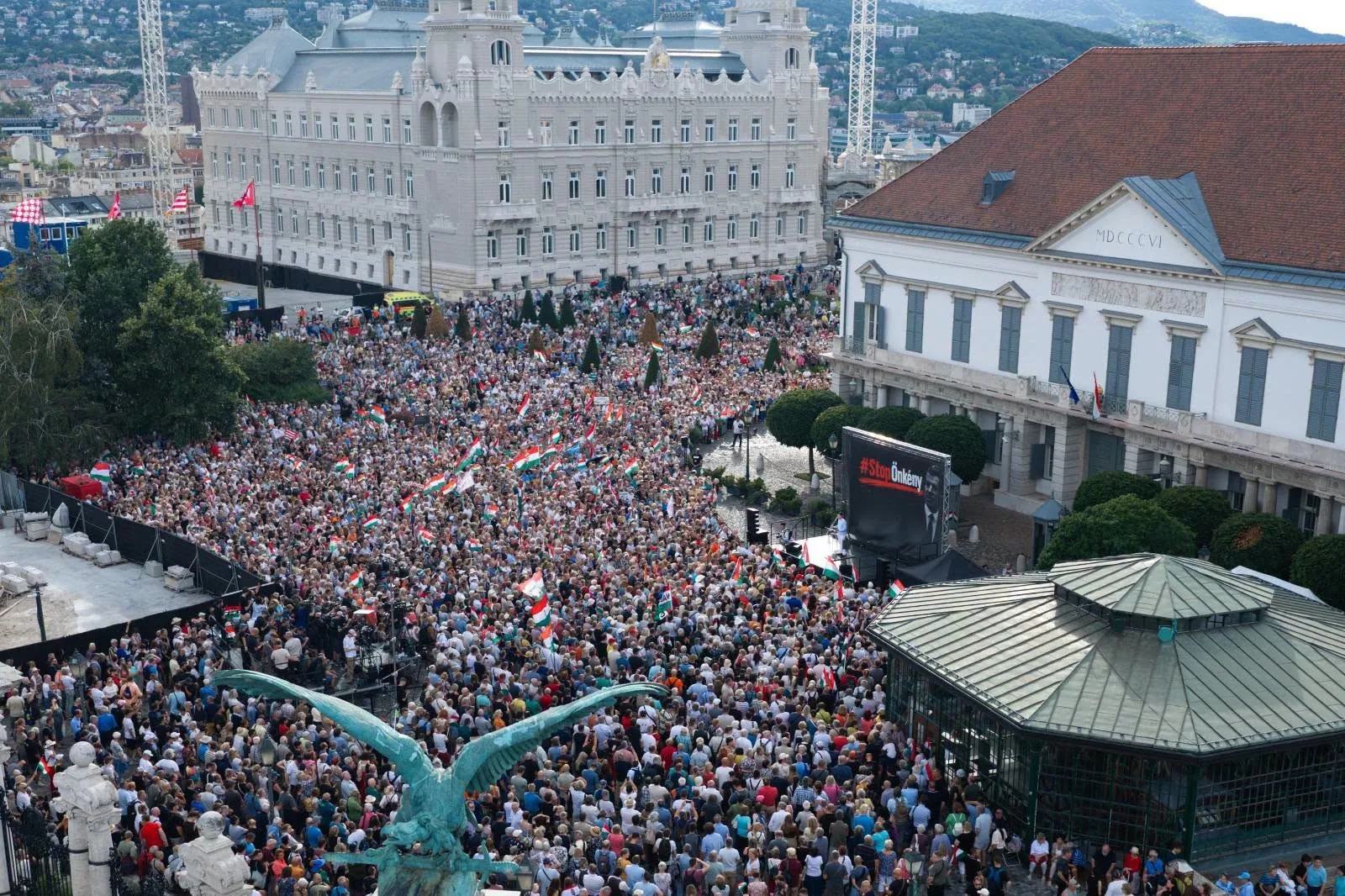 A Sándor-palotánál gyűlt össze az ellenzék tábora Sándor palota