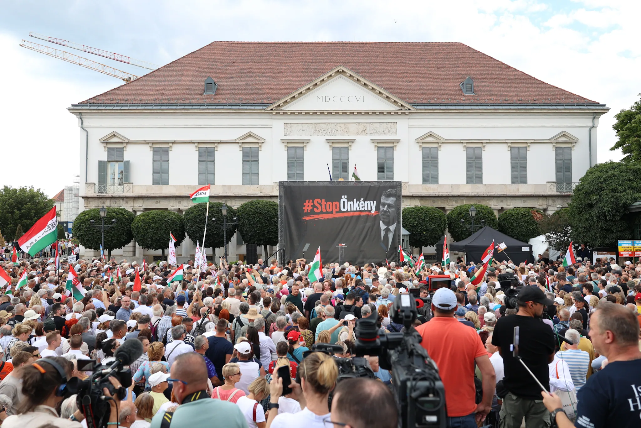 A Sándor-palotánál gyűlt össze az ellenzék tábora Sándor palota