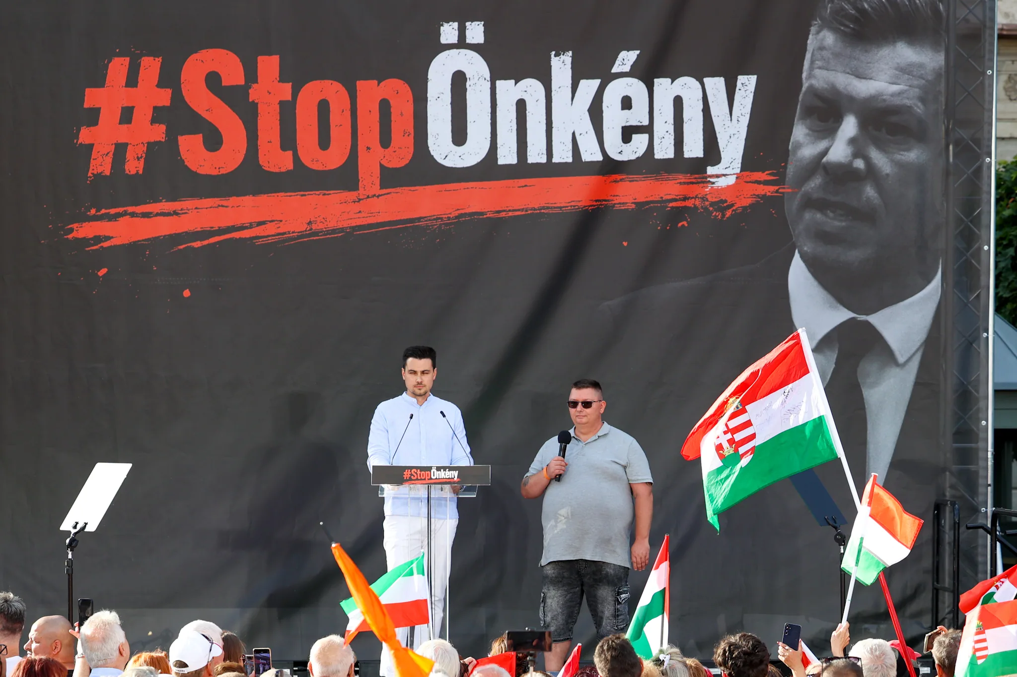 Szűcs Gábor, a Fidesz országgyűlési képviselője beszédet mond az alaptörvény tervezett módosítása ellen, a Fidesz és a KDNP közös szervezésében tartott demonstráción a Sándor-palota előtt Sándor palota
