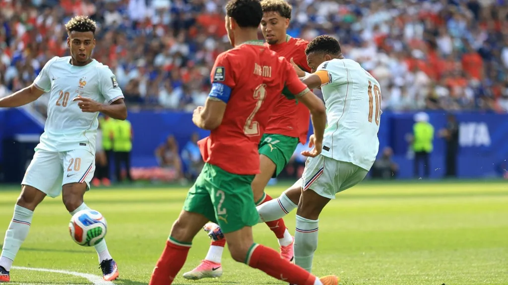 Mbappé 11-est hibázott, majd elődöntőbe lőtte a franciákat
