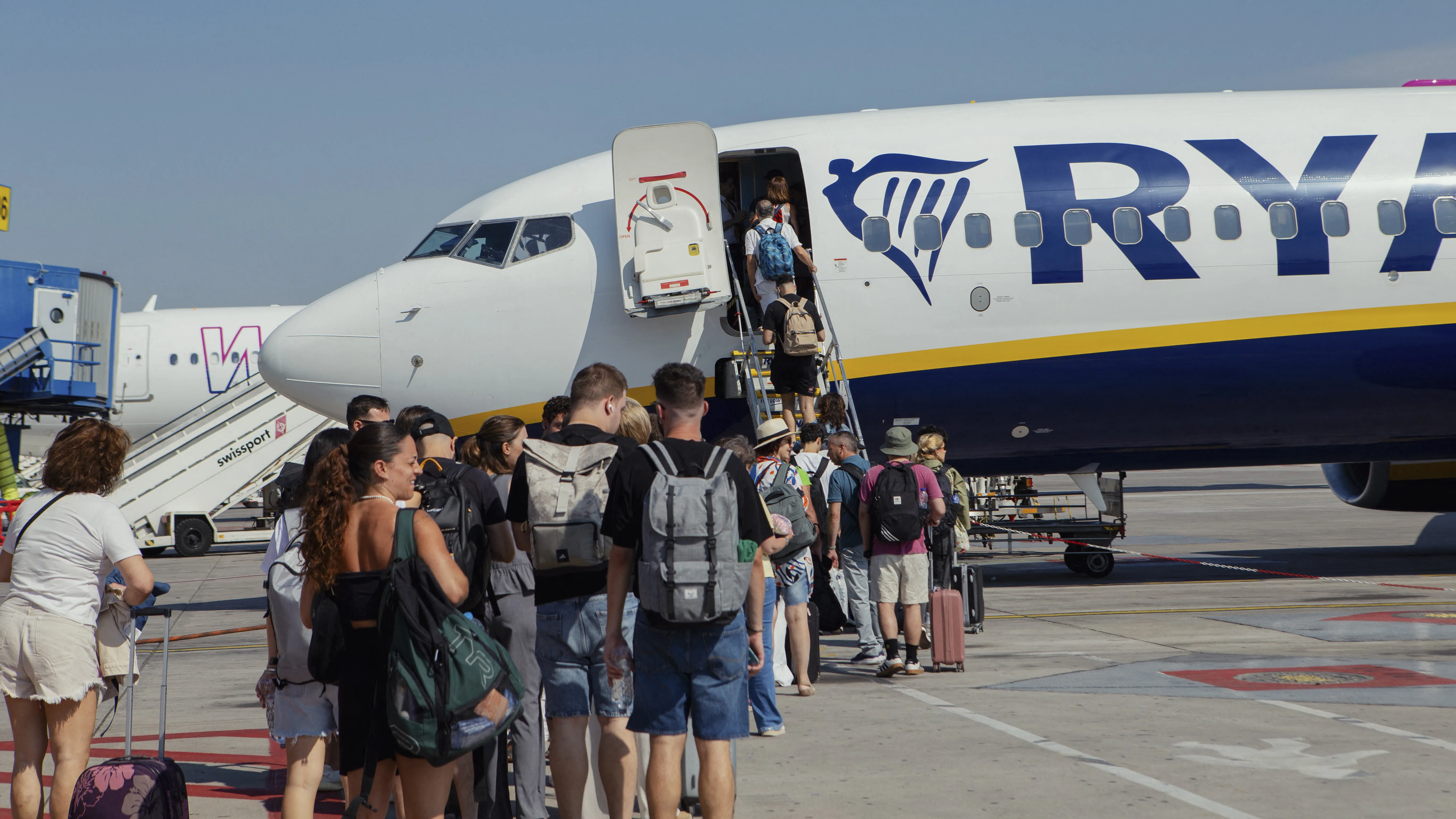 Betört egy ablak egy Ryanair-járaton