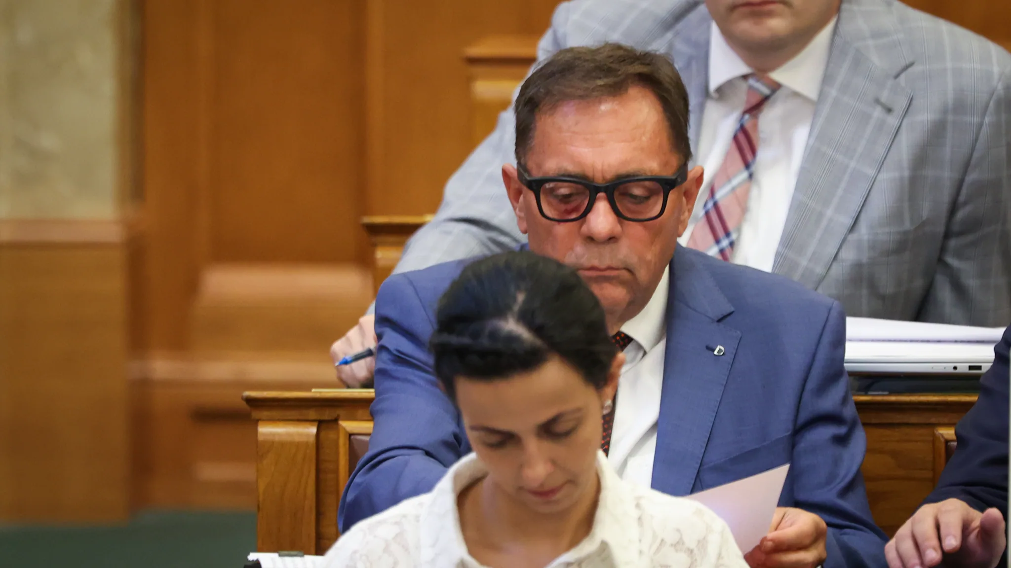 Pócs János, a Fidesz képviselője kamerás szemüvegben vett részt az Országgyűlés rendkívüli ülésén Pócs János, a Fidesz képviselője kamerás szemüvegben vett részt az Országgyűlés rendkívüli ülésén