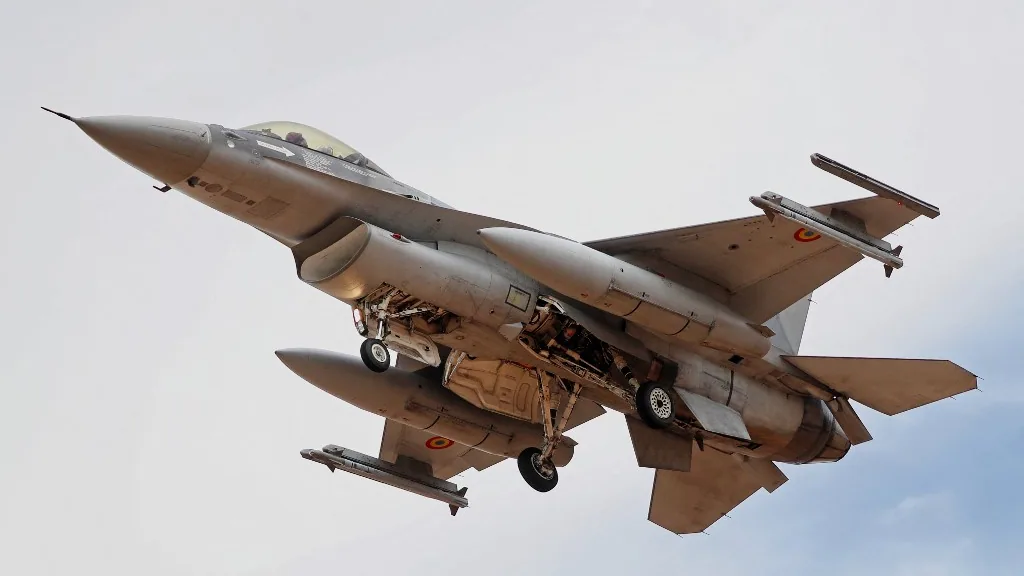 román F-16