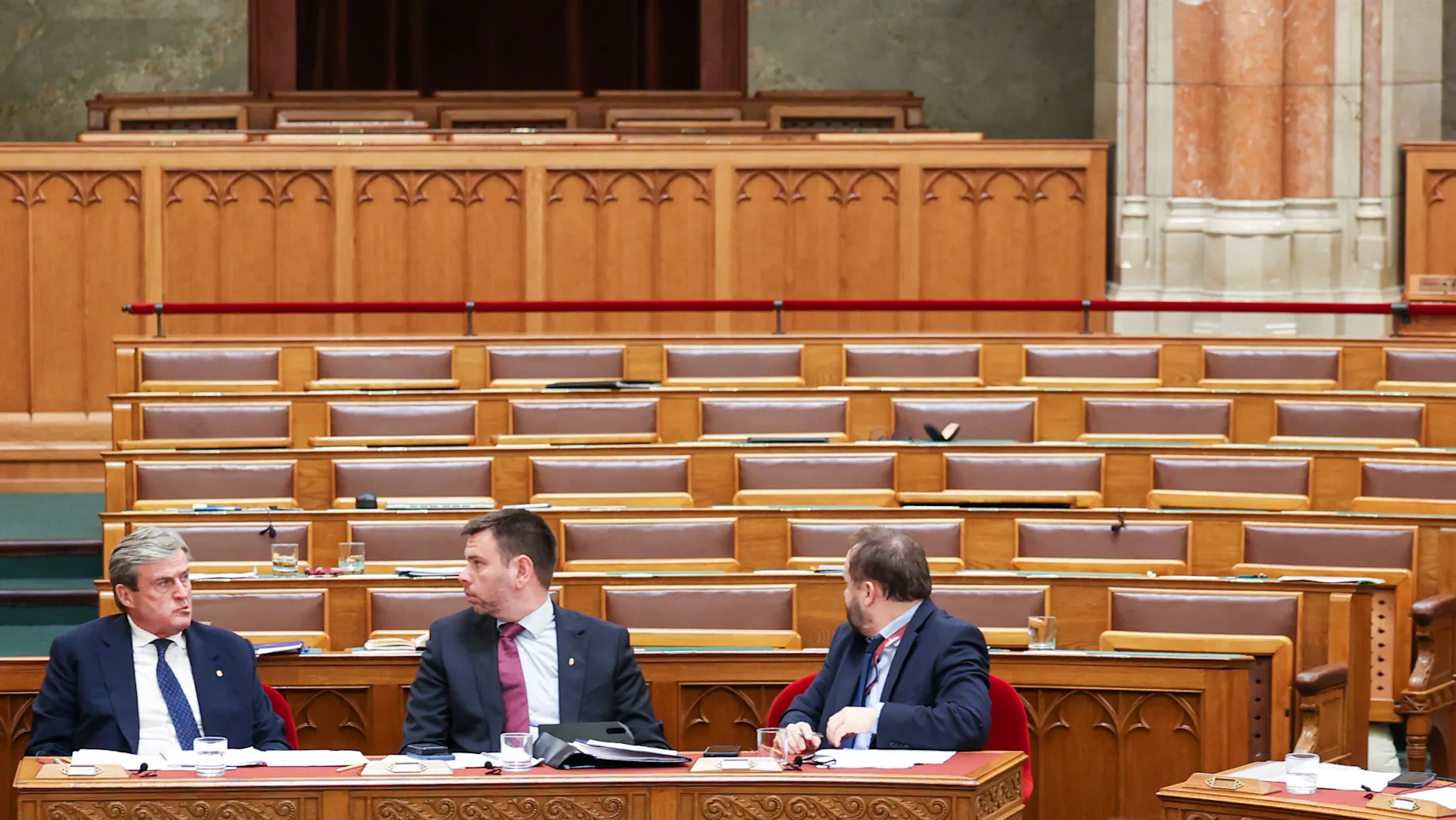 A Fidesz és a KDNP képviselői kivonultak a Parlamentből Országgyűlés parlament plenáris ülés