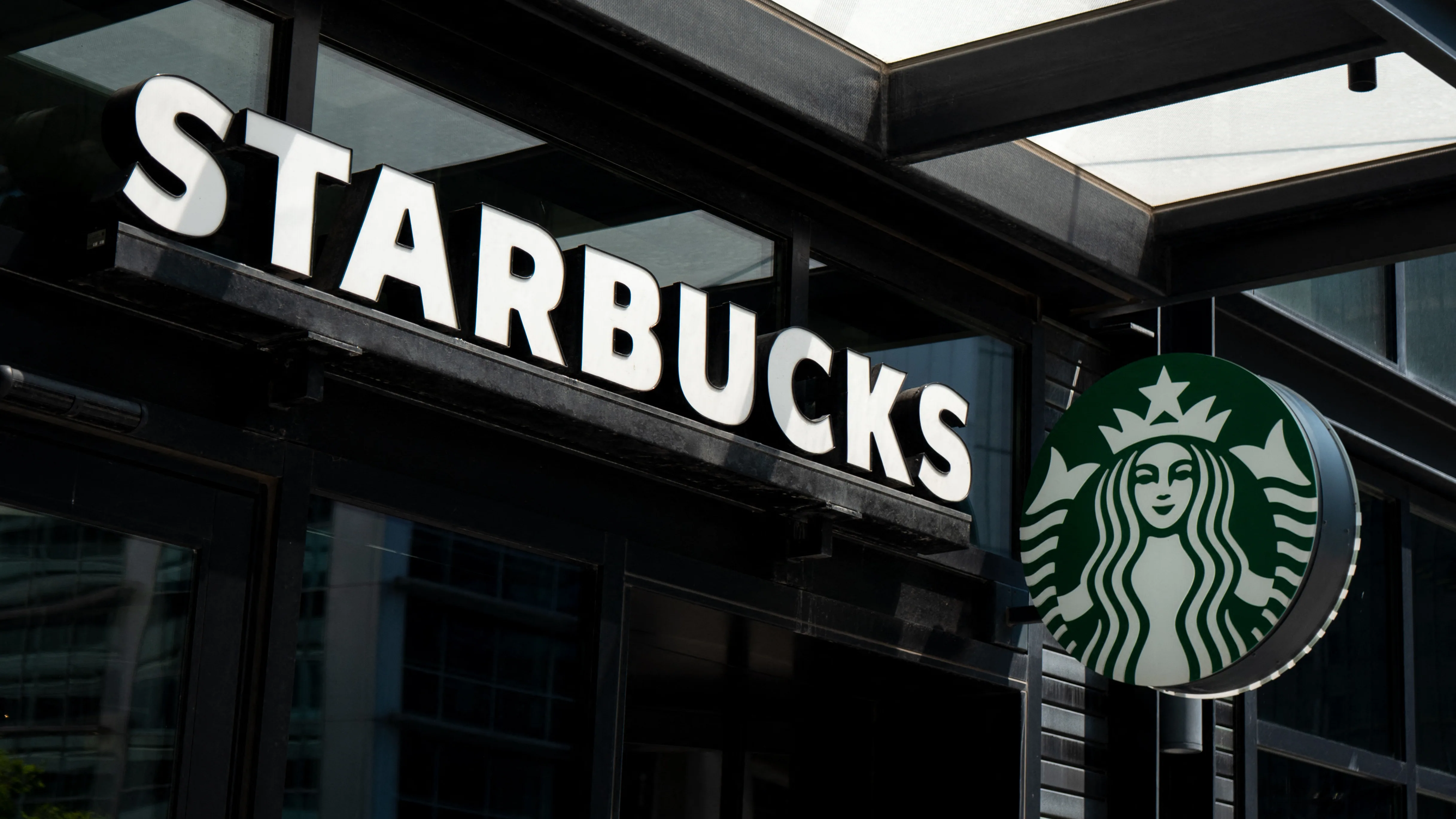 Házkutatást tartottak a Starbucks dél-koreai központjában egy vitatott reklámkampány miatt