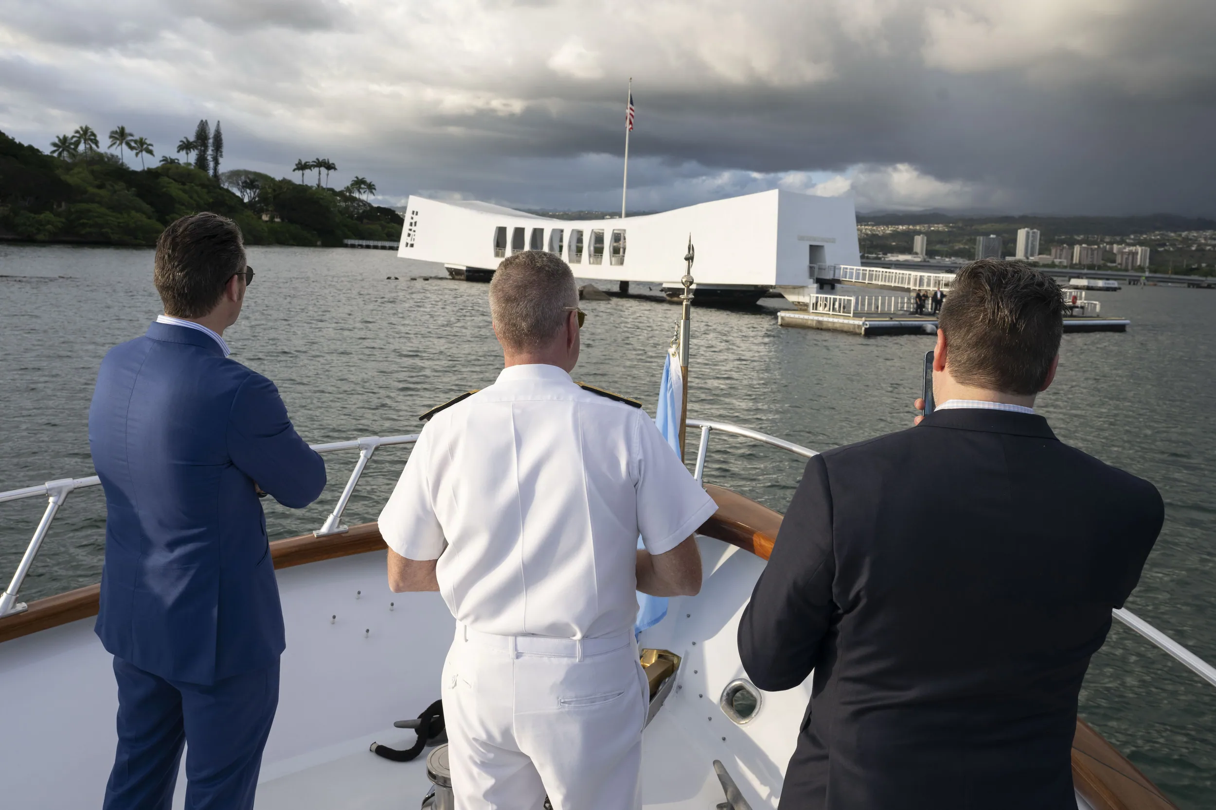 2025. március 24., Honolulu,  Amerikai Egyesült Államok: Pete Hegseth amerikai védelmi miniszter (balra), Sam Paparo tengernaggyal, az amerikai haditengerészet Indiai-Csendes-óceáni Parancsnokságának parancsnokával (középen) az USS Arizona emlékműnél tett látogatás során Pearl Harborban.