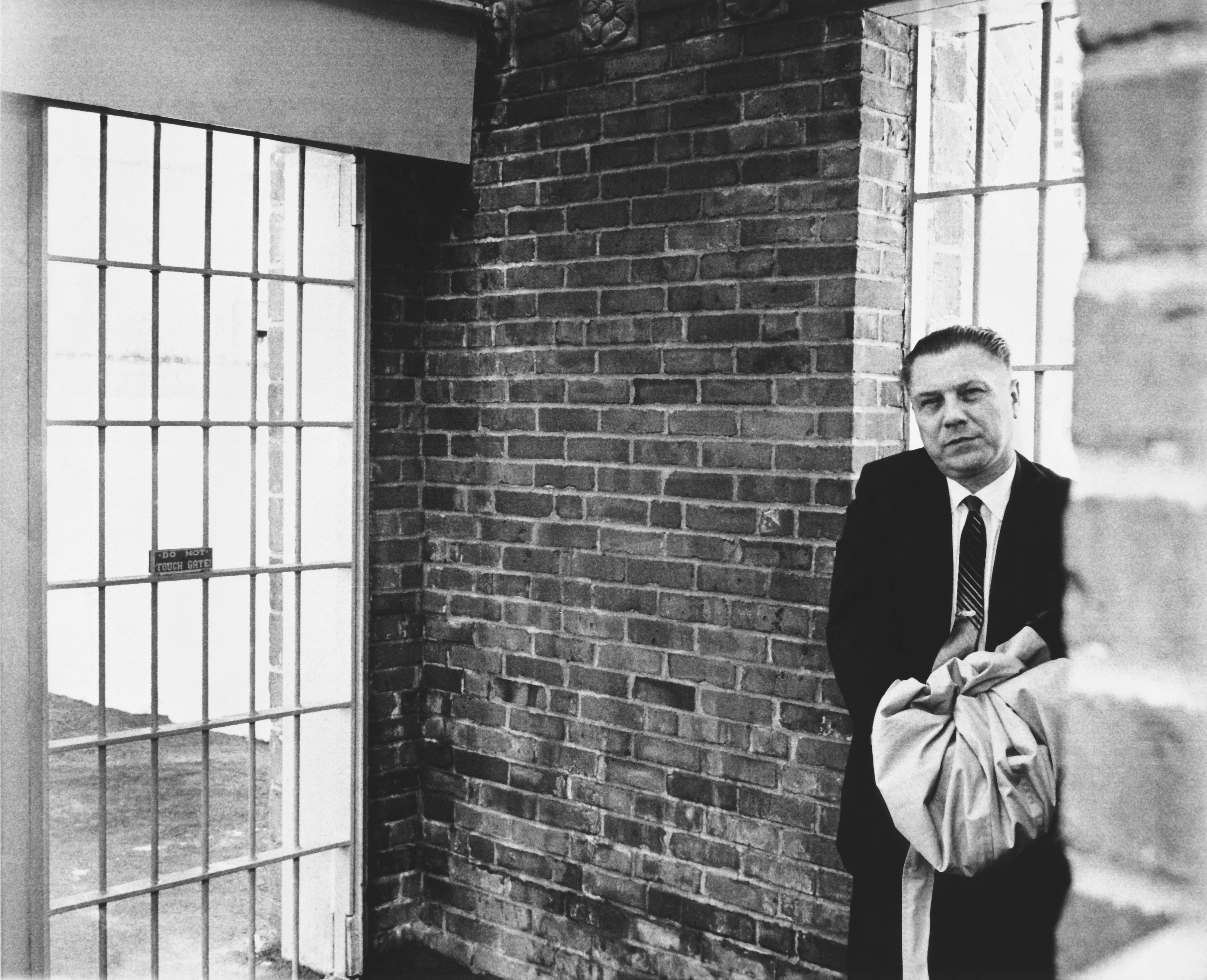 1967. december 9. A megbilincselt Teamster vezetője, Jimmy Hoffa, amint a Lewisburgi Szövetségi Börtön következő ajtajának nyitására vár, ahol nyolcéves büntetését fogja letölteni.