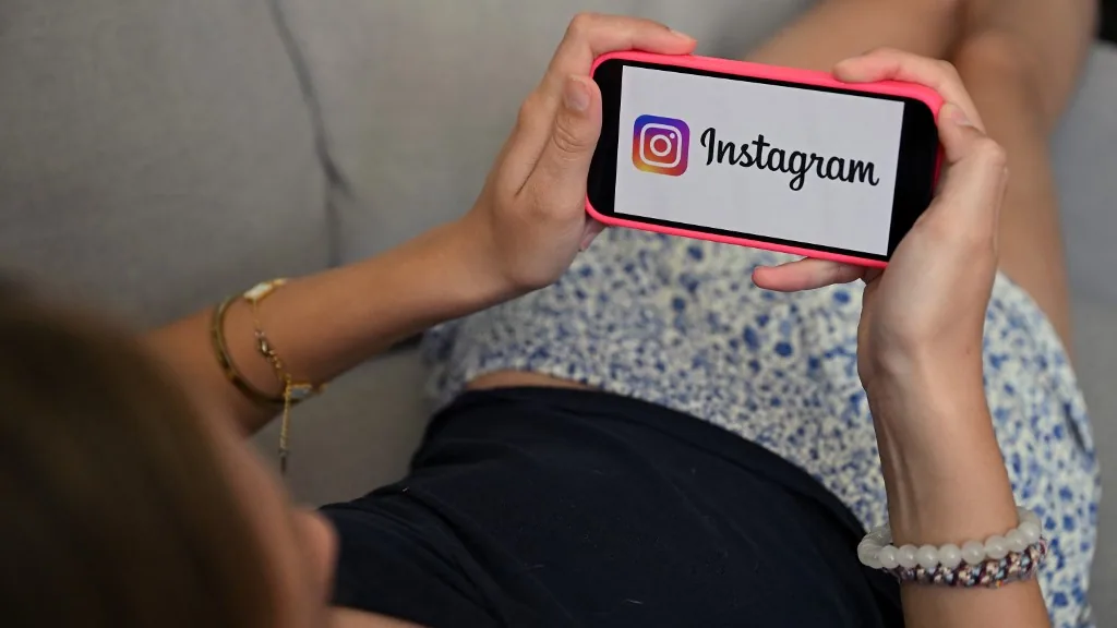instagram fiatal lány mobiltelefon