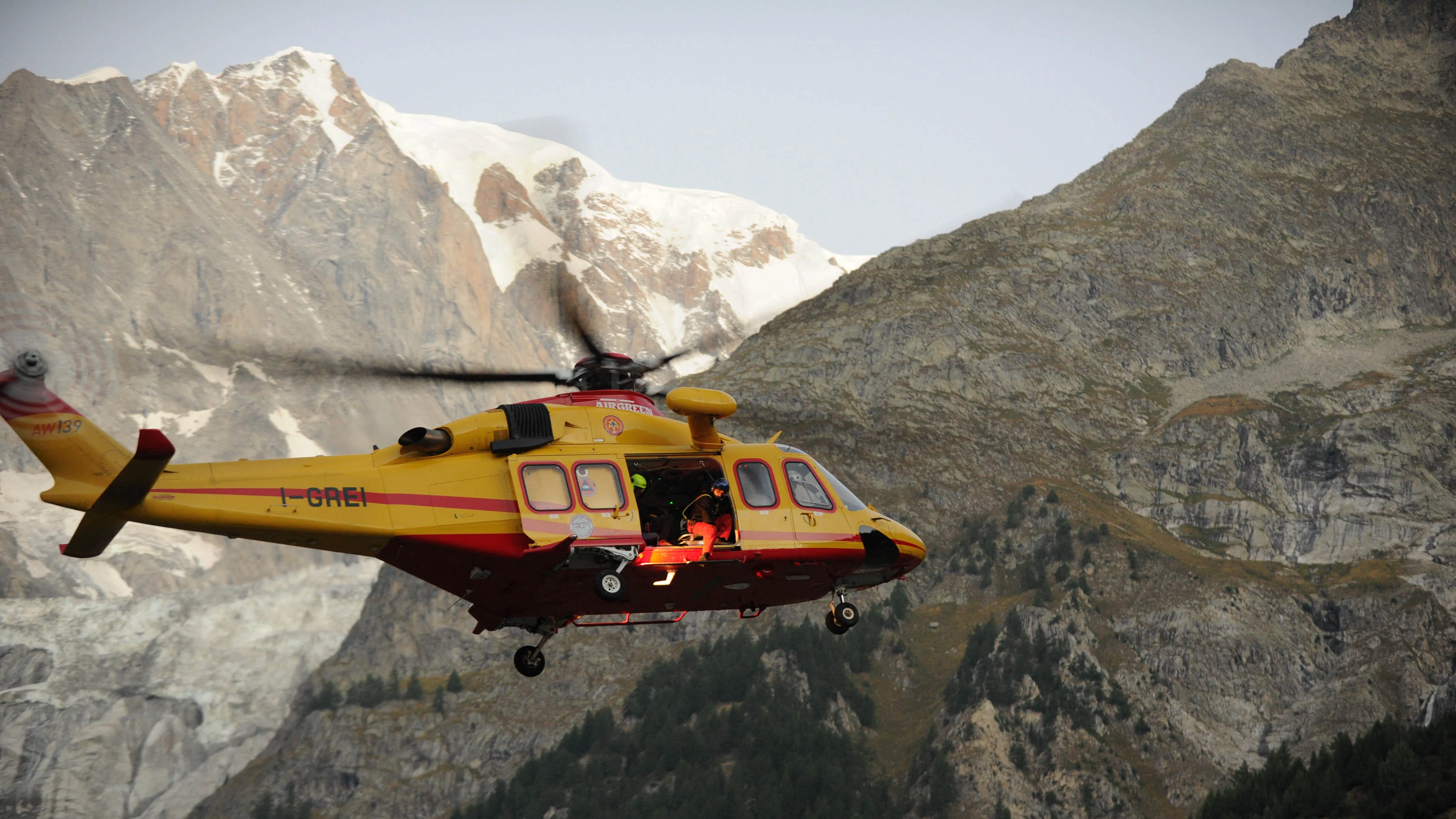Mont Blanc helikopteres mentés hegyimentők
