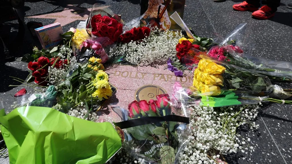 Új csillagot kapott Dolly Parton a hollywoodi Hírességek Sétányán