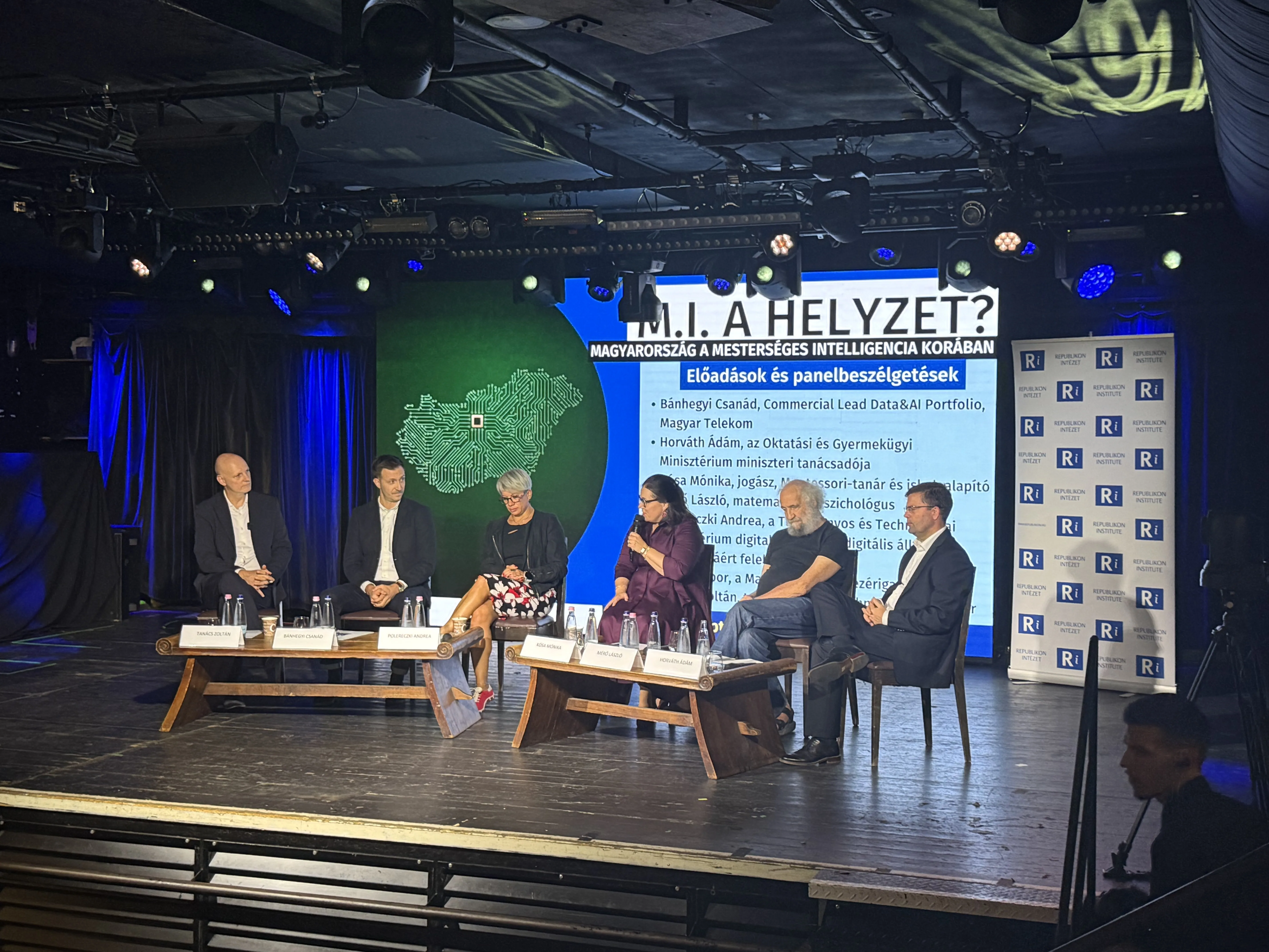 (b) Tanács Zoltán tudományos és technológiai miniszter, Bánhegyi Csanád Magyar Telekom képviseletében, Polereczki Andrea, a Tudományos és Technológiai Minisztérium digitalizációért és a digitális állam kialakításáért felelős államtitkára , Kósa Mónika Montessori-pedagógus és iskolaalapító, Mérő László matematikus-pszichológus és Horváth Ádám, az Oktatási és Gyermekügyi Minisztérium miniszteri tanácsadója (b) Tanács Zoltán tudományos és technológiai miniszter, Bánhegyi Csanád Magyar Telekom képviseletében, Polereczki Andrea, a Tudományos és Technológiai Minisztérium digitalizációért és a digitális állam kialakításáért felelős államtitkára , Kósa Mónika Montessori-pedagógus és iskolaalapító, Mérő László matematikus-pszichológus és Horváth Ádám, az Oktatási és Gyermekügyi Minisztérium miniszteri tanácsadója