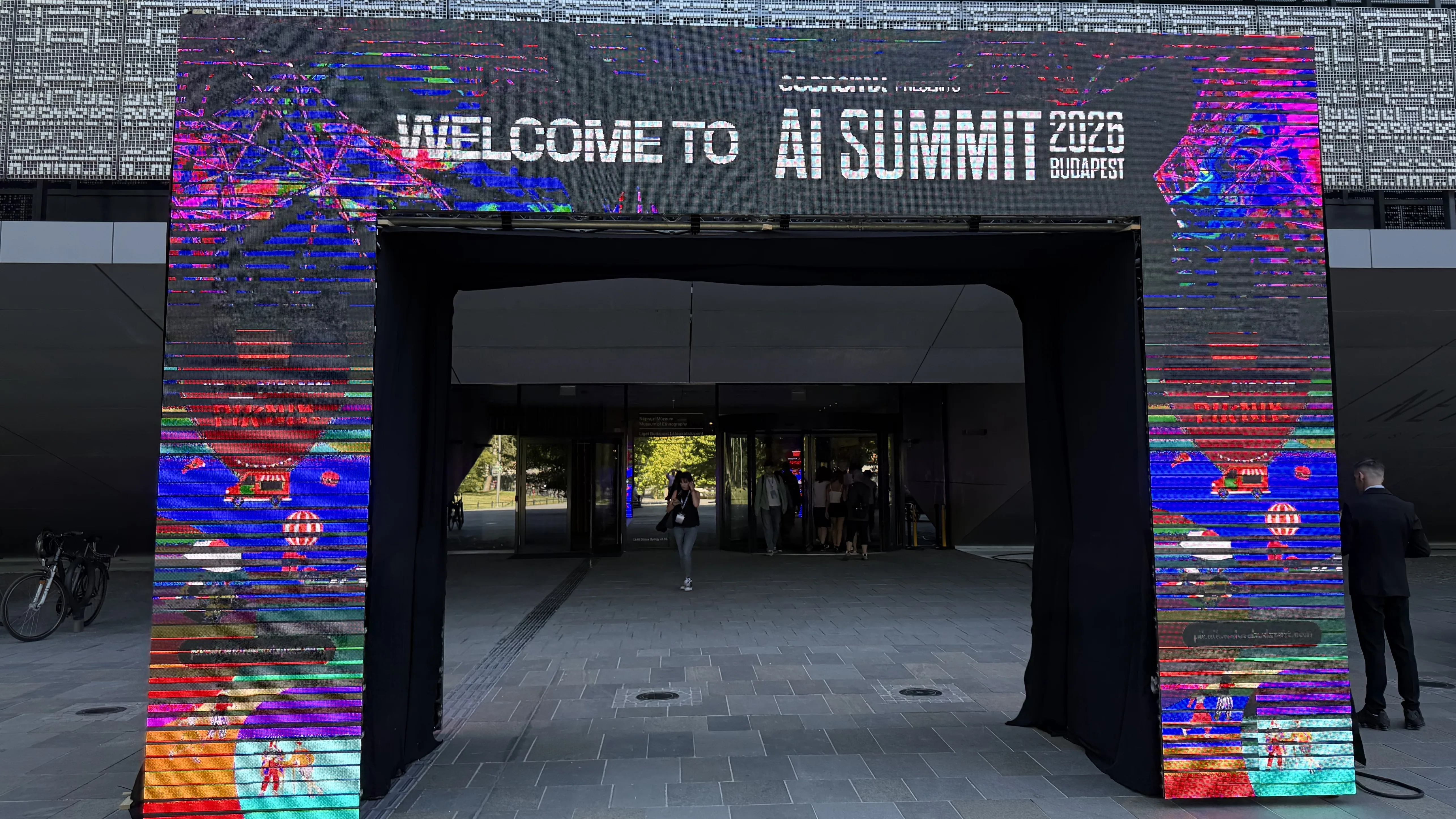 Az AI Summit 2026 első napján a szuperintelligenciától a hadviselésen át az egészségügyig jutottunk el, végül egy generációkutató tette fel a legfontosabb kérdést