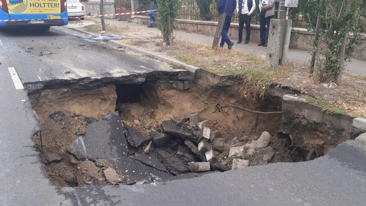 https://www.bpxv.hu/aktualitasok/beszakadt-az-uttest-szodliget-utcaban-tobb-buszjarat-kozlekedese-modosult. Budapest Főváros XV. Kerület Rákospalota, Pestújhely, Újpalota Önkormányzat hivatalos weboldala (www.bpxv.hu)