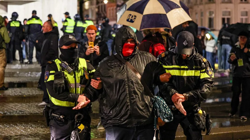 hollandia rendőr hollandia tüntetés amszterdam
