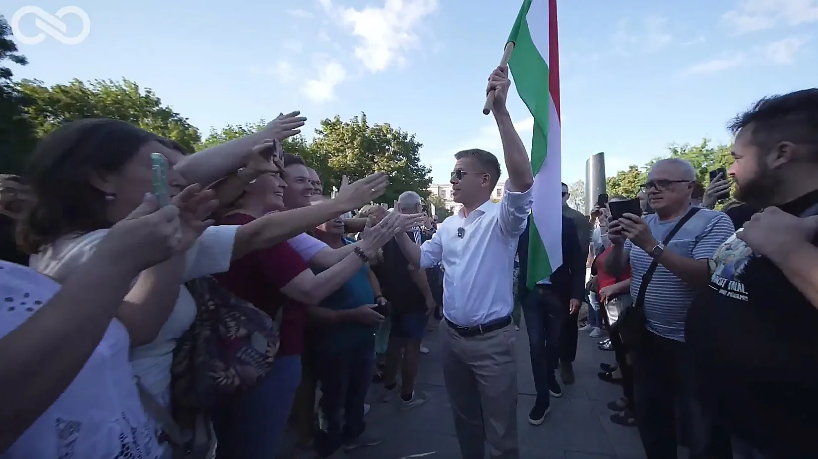 Pécsen folytatja országjárását Magyar Péter