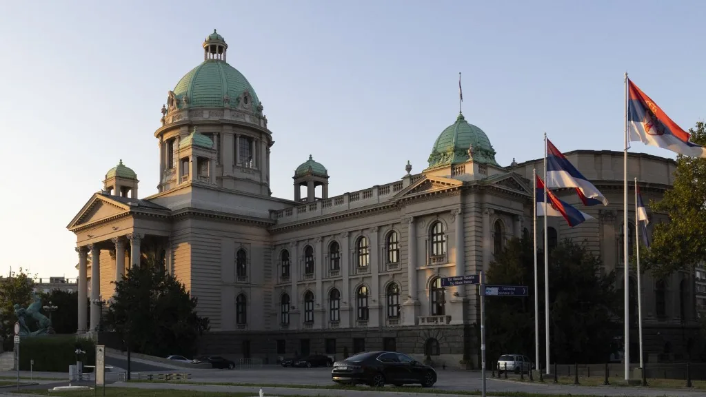 szerb nemzetgyűlés épülete belgrád szerb zászló