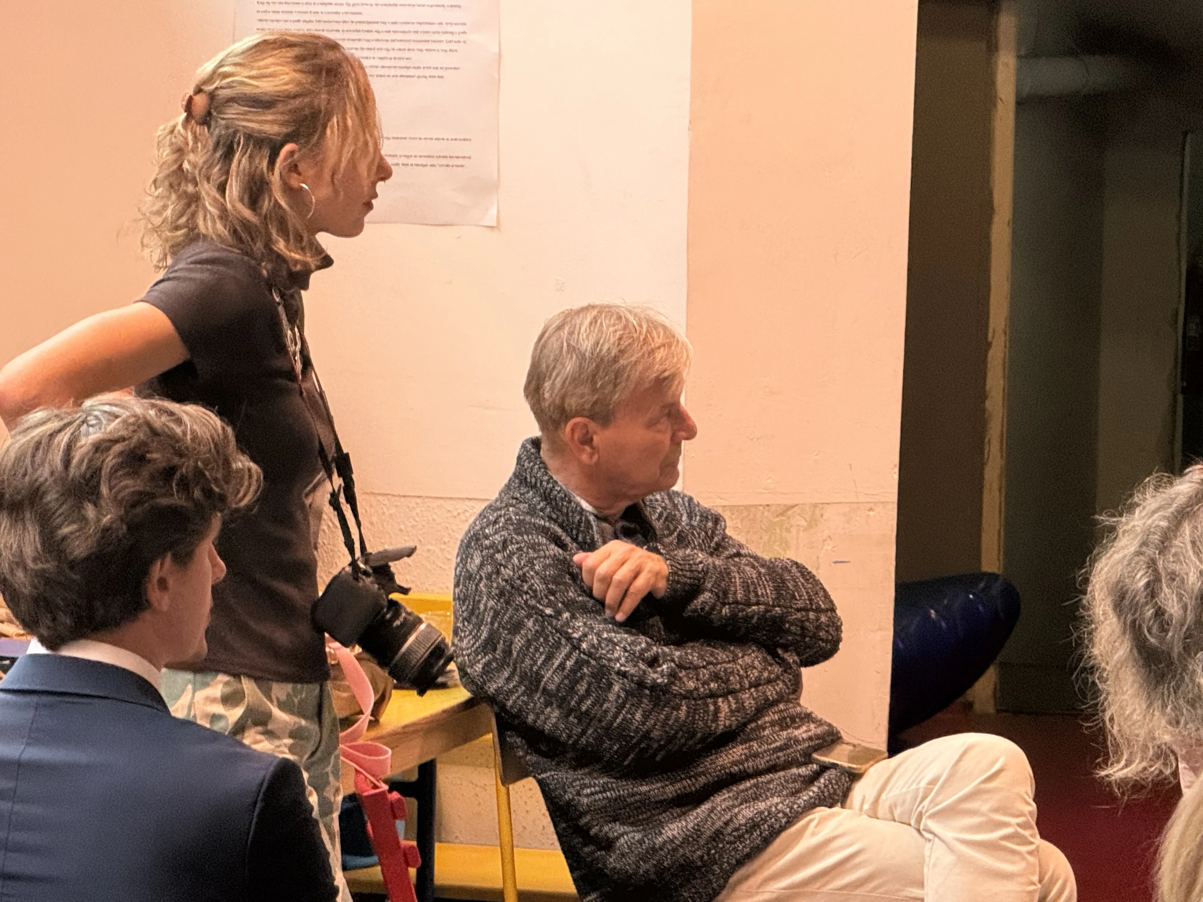 Demszky Gábor a hallgatja a beszélgetést Demszky Gábor a hallgatja a beszélgetést