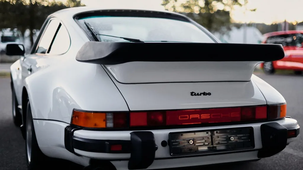 Elképesztő 312 kilométer óránkénti sebességgel repesztett egy Porsche