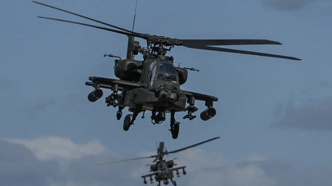 lengyel AH-64 Apache harci helikopter