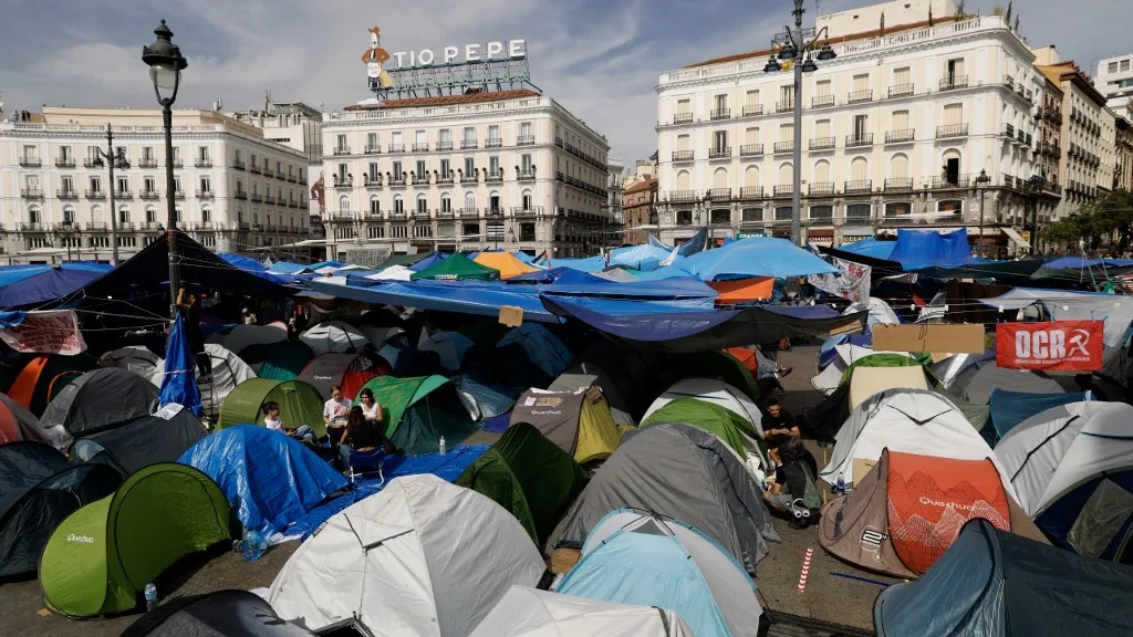 spanyolország madrid lakhatási tüntetés sátor