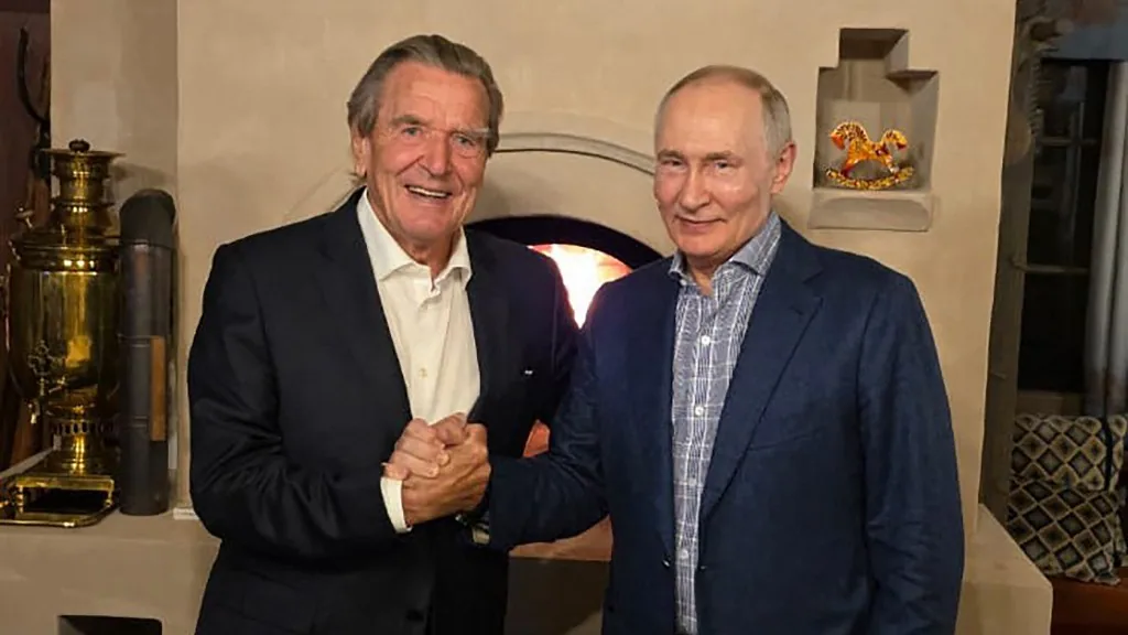 Részt vett Putyin születésnapi ünnepségén Gerhard Schröder volt német kancellár