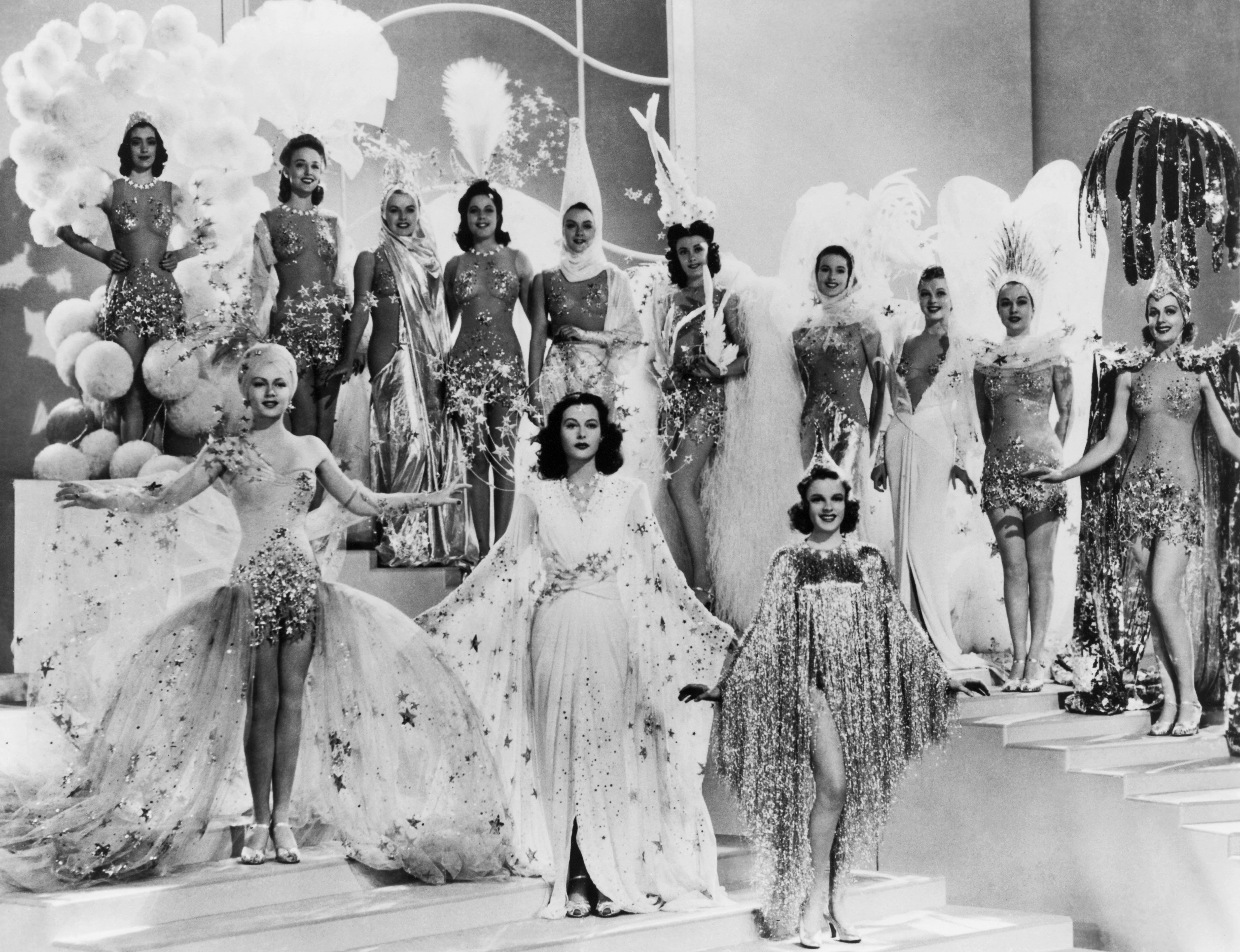 Hollywood, Kalifornia, 1941. Jelenet a Ziegfeld-lányok című darabból. Fellépők: (balra) Lana Turner, Hedy Lamarr és Judy Garland.