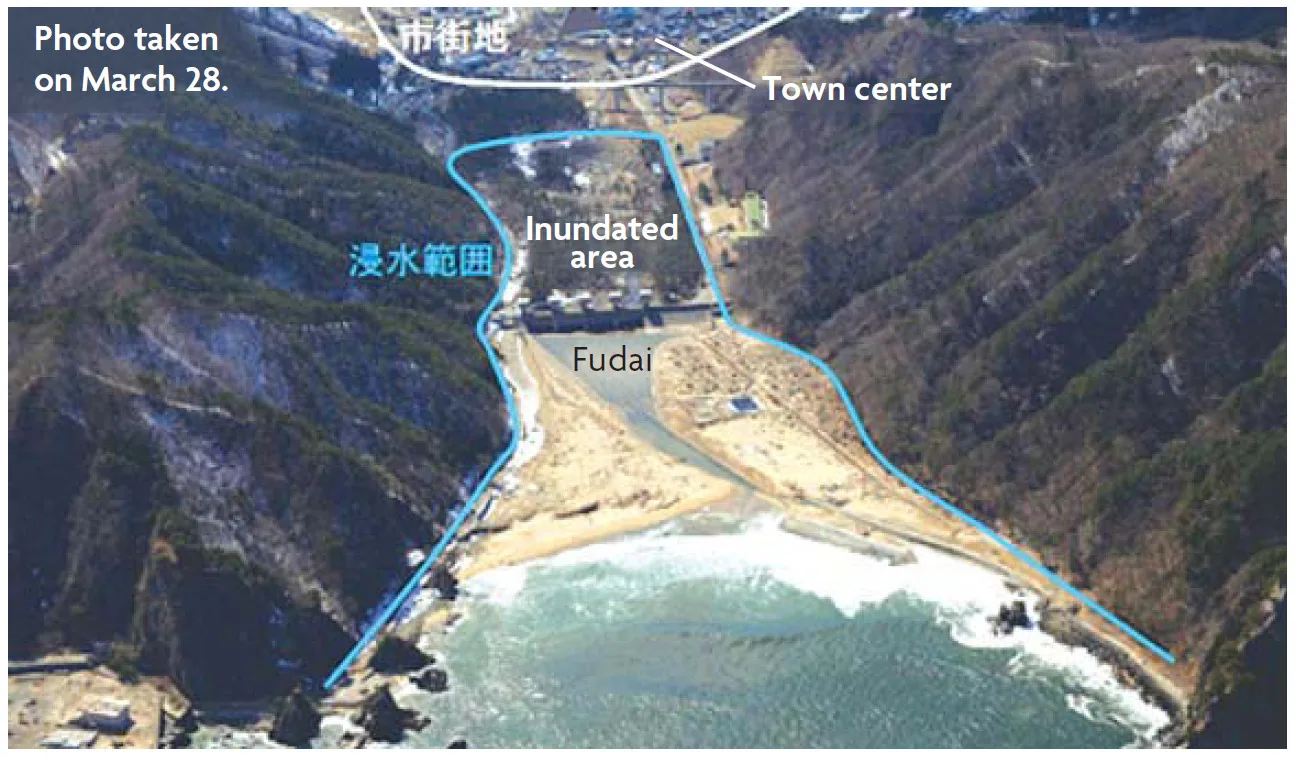 Elöntött terület Fudai faluban, Iwate prefektúrában a 2011-es nagy kelet-japáni földrengés és cunami után. Elöntött terület Fudai faluban, Iwate prefektúrában a 2011-es nagy kelet-japáni földrengés és cunami után.