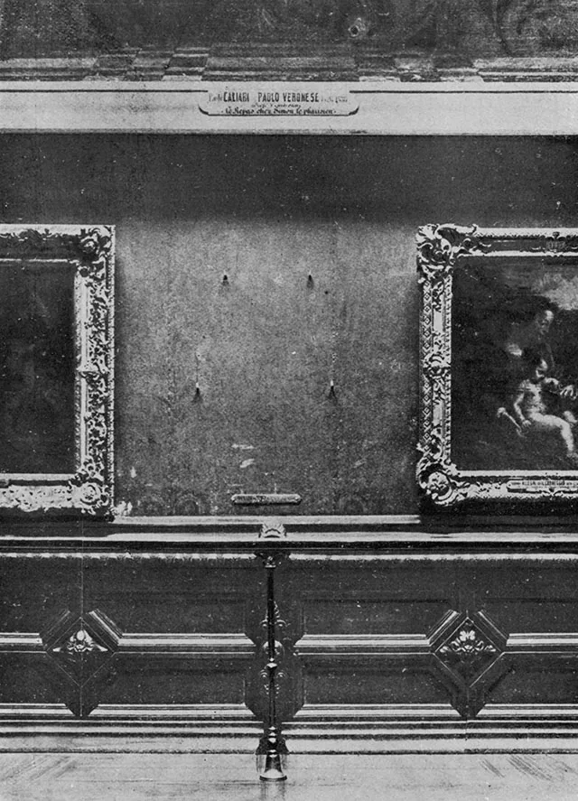 A Mona Lisa üres helye a Louvre Salon Carré termében az 1911-es lopás után. A Mona Lisa üres helye a Louvre Salon Carré termében az 1911-es lopás után.