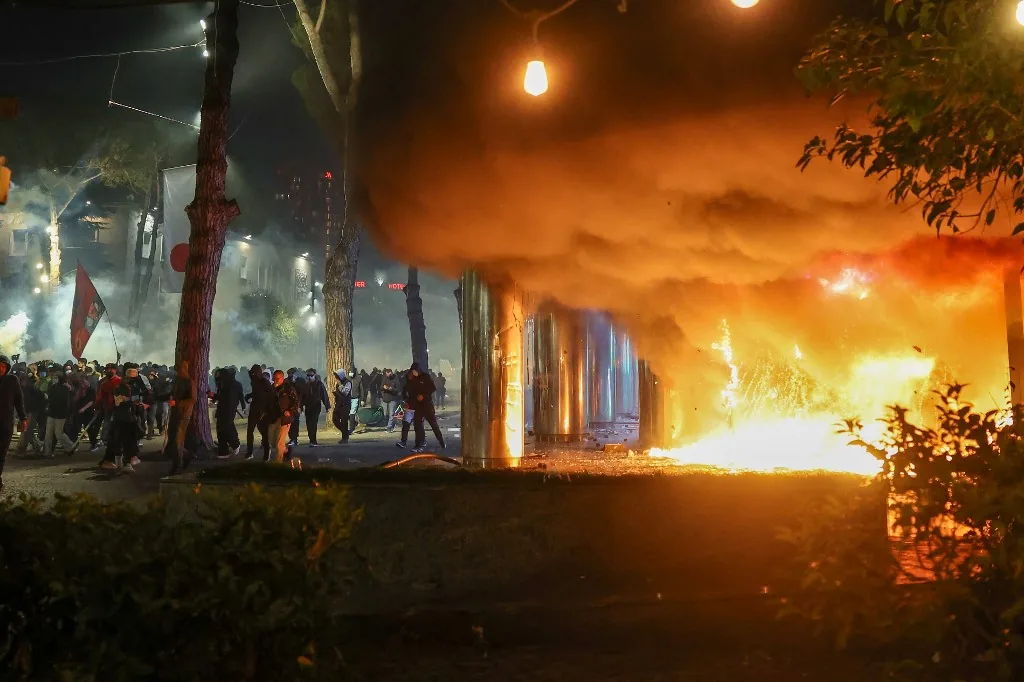 albánia tüntetés tirana albán rendőr
