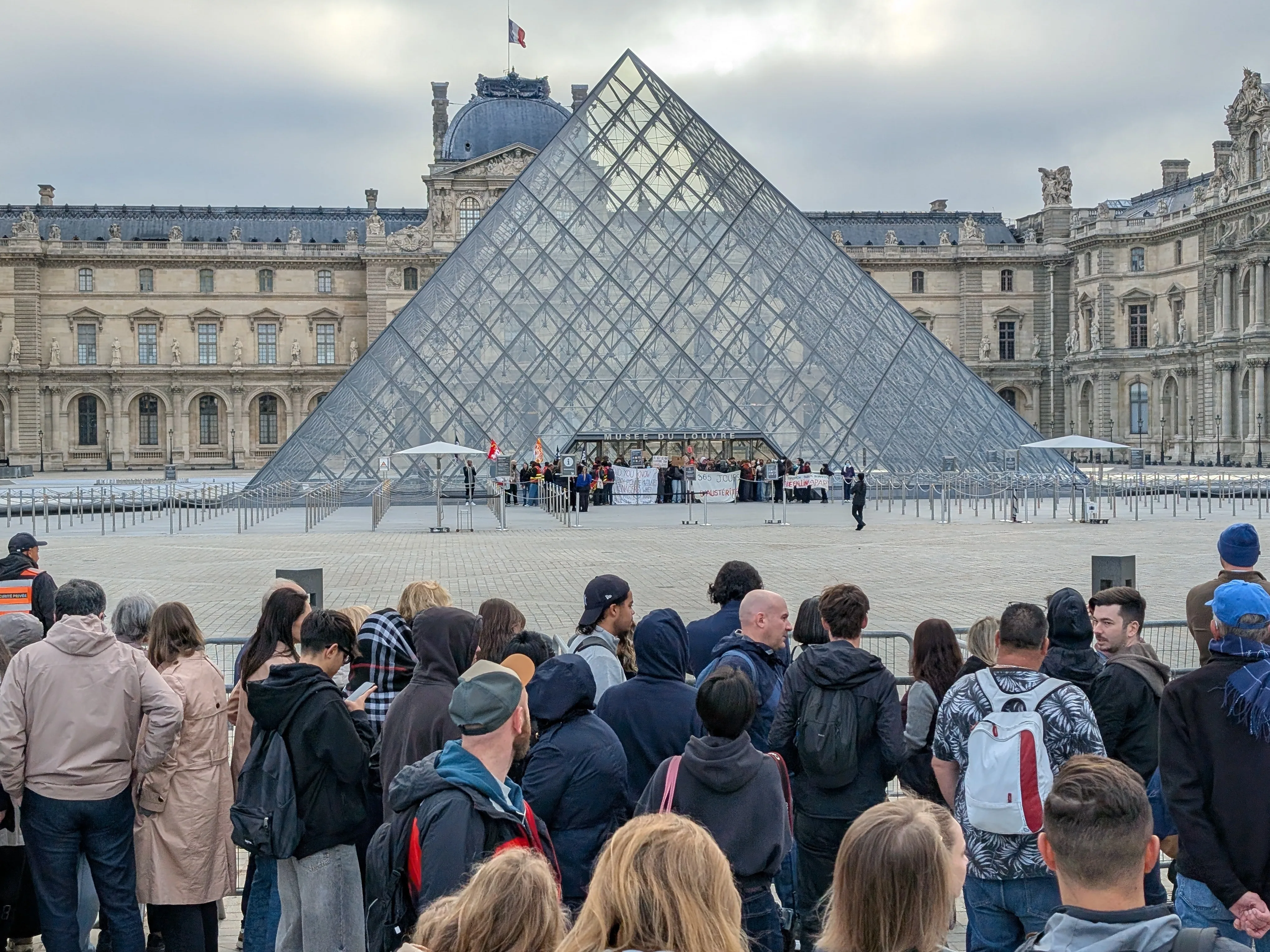 Tiltakozások miatt bezárt a párizsi Louvre