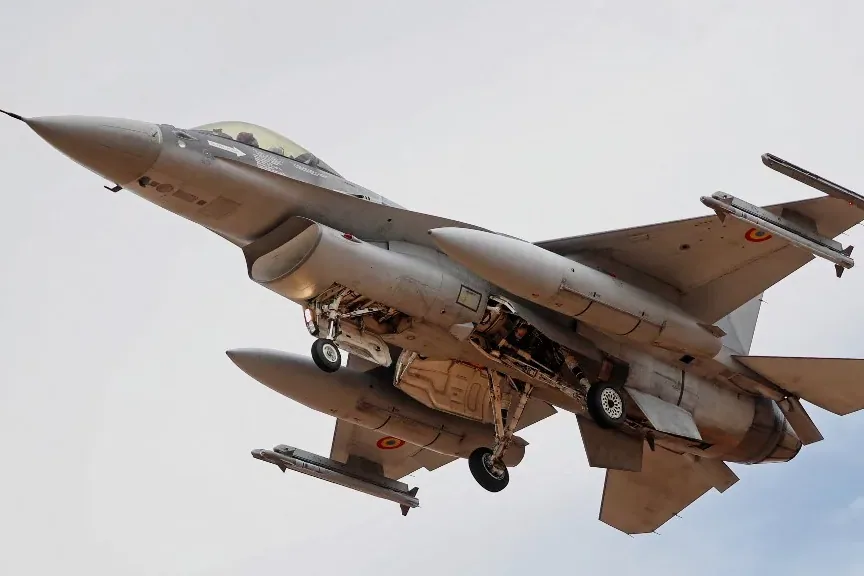 román F-16
