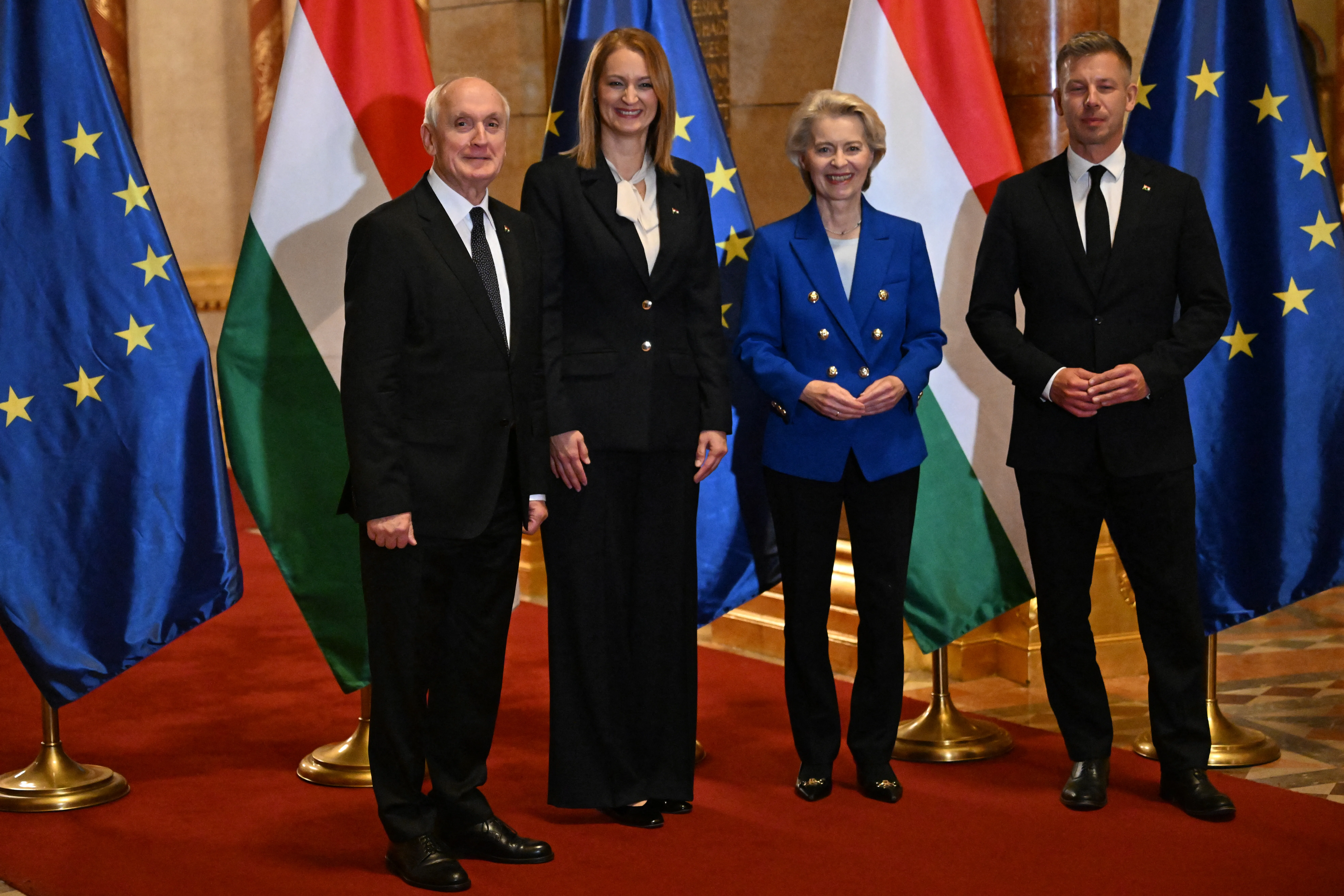 Baka András köztársasági elnök, Forsthoffer Ágnes, az Országgyűlés elnöke, Ursula von der Leyen, az Európai Bizottság elnöke és Magyar Péter miniszterelnök (b-j) az 1956-os forradalom és szabadságharc 70. évfordulója alkalmából rendezett emlékülés előtt az Országházban Baka András köztársasági elnök, Forsthoffer Ágnes, az Országgyűlés elnöke, Ursula von der Leyen, az Európai Bizottság elnöke és Magyar Péter miniszterelnök (b-j) az 1956-os forradalom és szabadságharc 70. évfordulója alkalmából rendezett emlékülés előtt az Országházban