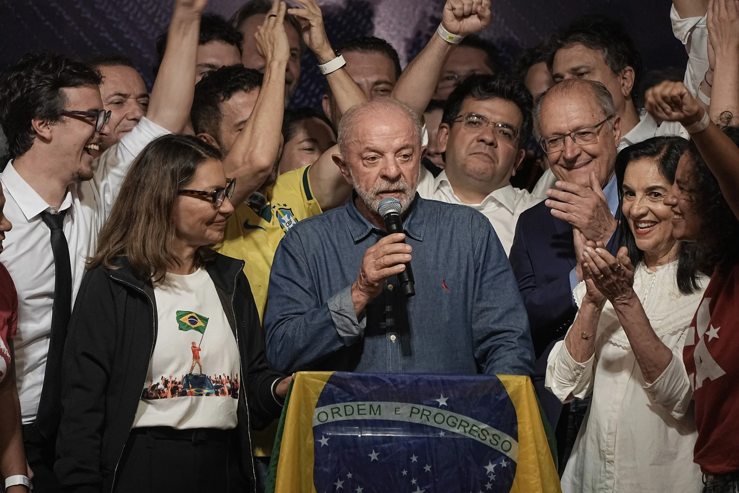 Luiz Inácio Lula da Silva (Középen), a kormányzó Munkáspárt jelöltje beszédet mond a Sao Paulóban, Brazíliában, 2026. október 25-én aratott elnökválasztási második forduló győzelmét követően. A brazil Legfelsőbb Választási Bíróság vasárnap este közzétett eredményei szerint Luiz Inácio Lula da Silva, a kormányzó Munkáspárt jelöltje nyerte a vasárnapi elnökválasztási második fordulót.