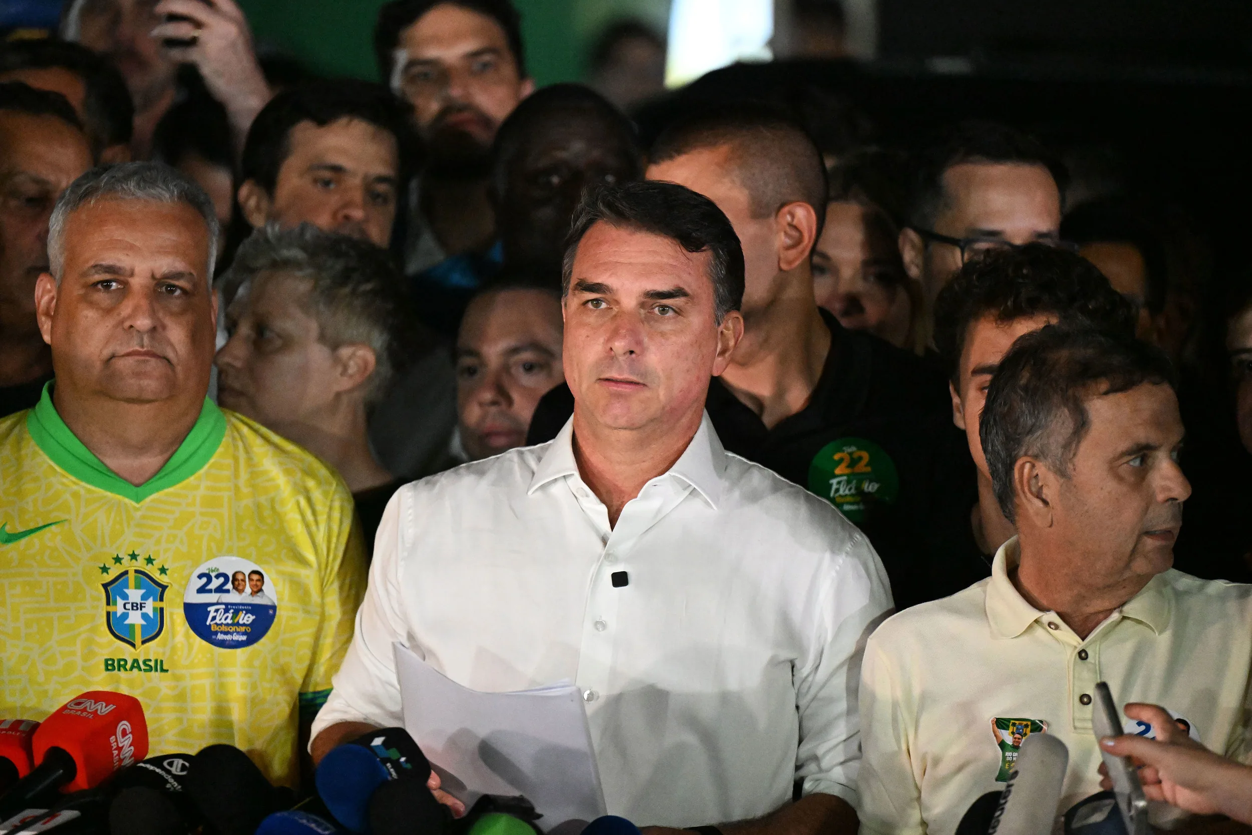 Flavio Bolsonaro (C), a jobboldali Liberális Párt jelöltje a brazil elnökválasztás második fordulójában, sajtótájékoztatón vesz részt a 2026. október 25-i brazíliai elnökválasztás második fordulója után. Flavio Bolsonaro, a jobboldali Liberális Párt jelöltje a brazil elnökválasztás második fordulójában vasárnap késő este Brazíliában elmondott beszédében nem volt hajlandó beismerni a vereségét, és azt mondta, hogy a választások érvénytelenítését fogja kérni, miután Luiz Inácio Lula da Silva hivatalban lévő elnök újraválasztását megnyerte.