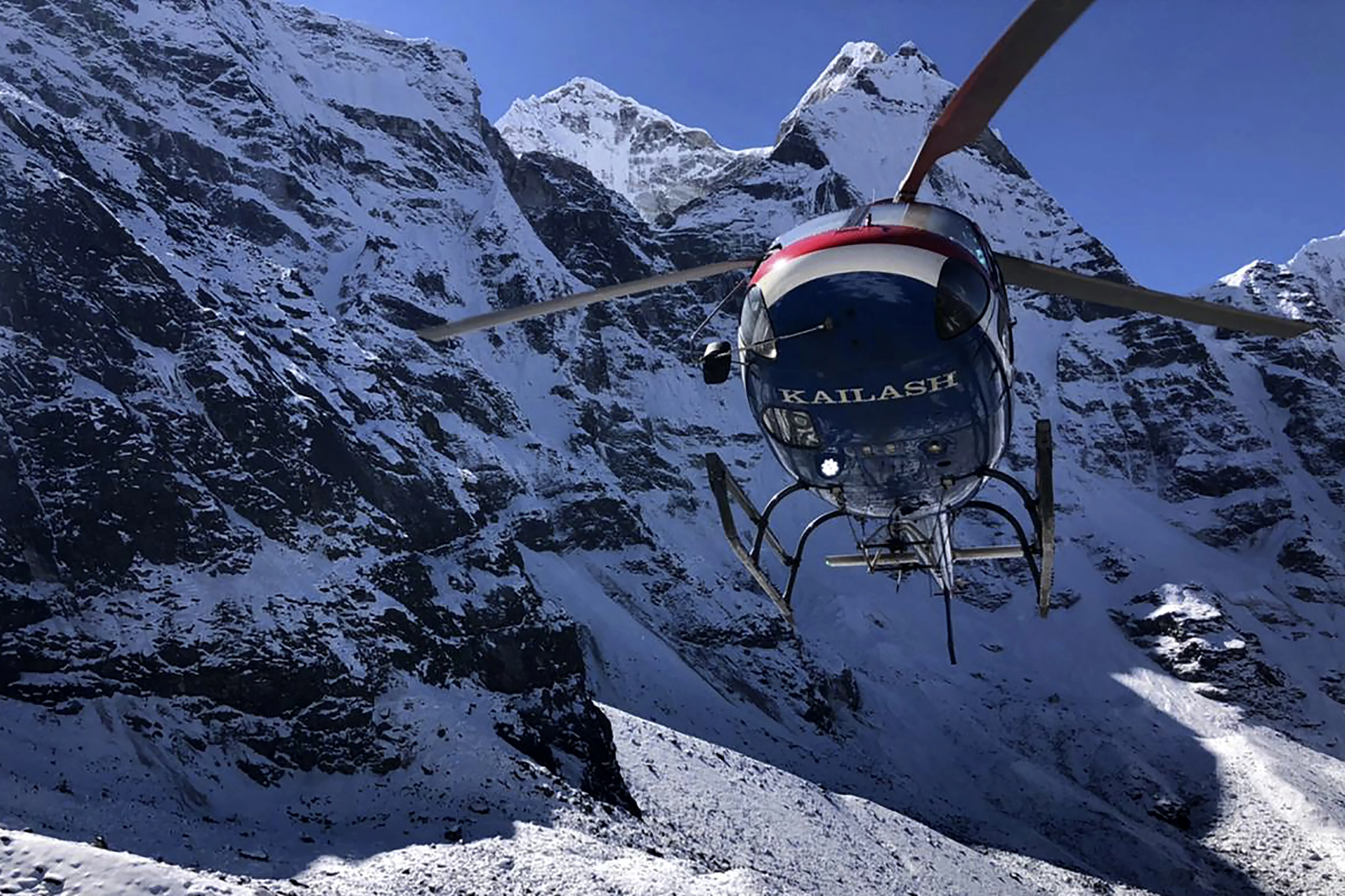 Ama Dablam Himalája nepáli mentőhelikopter